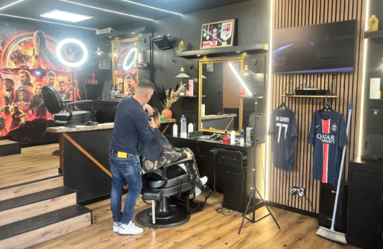 Intérieur du salon H&M Barber à Champs-sur-Marne